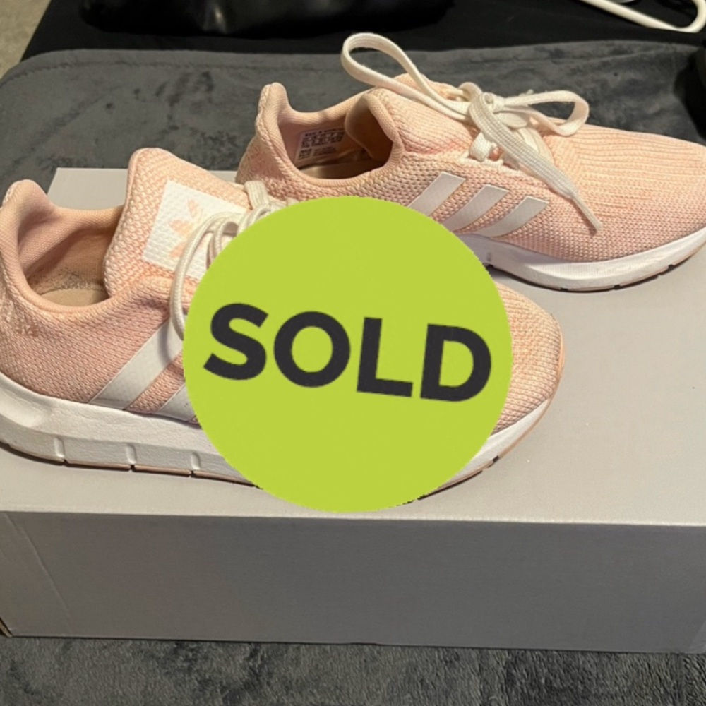 ADIDAS women’s swift running shoes 💗